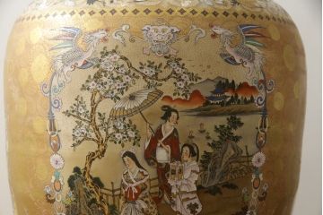 薩摩焼　大京都日文林本寶山　高さ98cm　龍・獅子・鶴・美人画・鳳凰・花鳥図　緻密で絢爛豪華な金襴手特大花瓶・花台セット(花器、花入、花生、飾壷、壺、飾り台、金彩)(R-078582)