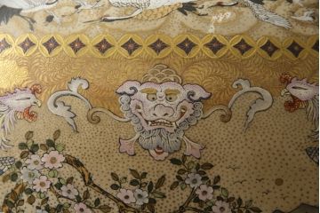 薩摩焼　大京都日文林本寶山　高さ98cm　龍・獅子・鶴・美人画・鳳凰・花鳥図　緻密で絢爛豪華な金襴手特大花瓶・花台セット(花器、花入、花生、飾壷、壺、飾り台、金彩)(R-078582)