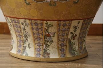 薩摩焼　大京都日文林本寶山　高さ98cm　龍・獅子・鶴・美人画・鳳凰・花鳥図　緻密で絢爛豪華な金襴手特大花瓶・花台セット(花器、花入、花生、飾壷、壺、飾り台、金彩)(R-078582)