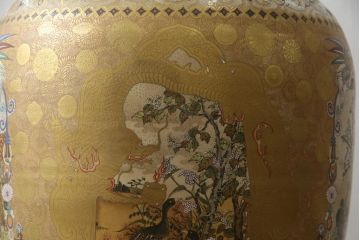 薩摩焼　大京都日文林本寶山　高さ98cm　龍・獅子・鶴・美人画・鳳凰・花鳥図　緻密で絢爛豪華な金襴手特大花瓶・花台セット(花器、花入、花生、飾壷、壺、飾り台、金彩)(R-078582)