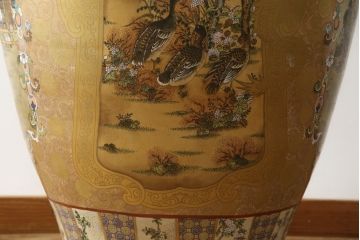 薩摩焼　大京都日文林本寶山　高さ98cm　龍・獅子・鶴・美人画・鳳凰・花鳥図　緻密で絢爛豪華な金襴手特大花瓶・花台セット(花器、花入、花生、飾壷、壺、飾り台、金彩)(R-078582)