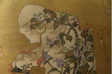 薩摩焼　大京都日文林本寶山　高さ98cm　龍・獅子・鶴・美人画・鳳凰・花鳥図　緻密で絢爛豪華な金襴手特大花瓶・花台セット(花器、花入、花生、飾壷、壺、飾り台、金彩)(R-078582)