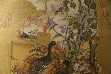 薩摩焼　大京都日文林本寶山　高さ98cm　龍・獅子・鶴・美人画・鳳凰・花鳥図　緻密で絢爛豪華な金襴手特大花瓶・花台セット(花器、花入、花生、飾壷、壺、飾り台、金彩)(R-078582)