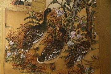 薩摩焼　大京都日文林本寶山　高さ98cm　龍・獅子・鶴・美人画・鳳凰・花鳥図　緻密で絢爛豪華な金襴手特大花瓶・花台セット(花器、花入、花生、飾壷、壺、飾り台、金彩)(R-078582)