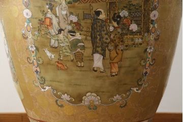 薩摩焼　大京都日文林本寶山　高さ98cm　龍・獅子・鶴・美人画・鳳凰・花鳥図　緻密で絢爛豪華な金襴手特大花瓶・花台セット(花器、花入、花生、飾壷、壺、飾り台、金彩)(R-078582)