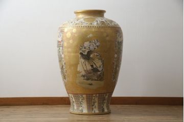 薩摩焼　大京都日文林本寶山　高さ98cm　龍・獅子・鶴・美人画・鳳凰・花鳥図　緻密で絢爛豪華な金襴手特大花瓶・花台セット(花器、花入、花生、飾壷、壺、飾り台、金彩)(R-078582)