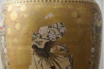 薩摩焼　大京都日文林本寶山　高さ98cm　龍・獅子・鶴・美人画・鳳凰・花鳥図　緻密で絢爛豪華な金襴手特大花瓶・花台セット(花器、花入、花生、飾壷、壺、飾り台、金彩)(R-078582)