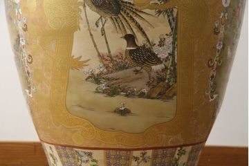 薩摩焼　大京都日文林本寶山　高さ98cm　龍・獅子・鶴・美人画・鳳凰・花鳥図　緻密で絢爛豪華な金襴手特大花瓶・花台セット(花器、花入、花生、飾壷、壺、飾り台、金彩)(R-078582)