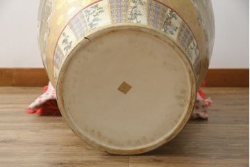薩摩焼　大京都日文林本寶山　高さ98cm　龍・獅子・鶴・美人画・鳳凰・花鳥図　緻密で絢爛豪華な金襴手特大花瓶・花台セット(花器、花入、花生、飾壷、壺、飾り台、金彩)(R-078582)