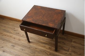 中古　美品　イギリス高級家具　THEODORE ALEXANDER(セオドア・アレキサンダー)　クラシカルで上品な佇まいが魅力的な引き出し付きサイドテーブル(コンソールテーブル、エンドテーブル、ナイトテーブル、英国)(定価約30万円)(R-078583)