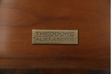 中古　美品　イギリス高級家具　THEODORE ALEXANDER(セオドア・アレキサンダー)　クラシカルで上品な佇まいが魅力的な引き出し付きサイドテーブル(コンソールテーブル、エンドテーブル、ナイトテーブル、英国)(定価約30万円)(R-078583)