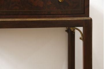 中古　美品　イギリス高級家具　THEODORE ALEXANDER(セオドア・アレキサンダー)　クラシカルで上品な佇まいが魅力的な引き出し付きサイドテーブル(コンソールテーブル、エンドテーブル、ナイトテーブル、英国)(定価約30万円)(R-078583)
