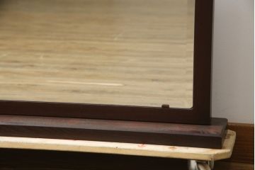 中古　美品　国産　民芸家具　落ち着いた色味が魅力的な漆塗りの卓上ミラー(置き鏡、スタンドミラー)(R-078584)