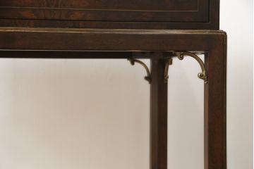 中古　美品　イギリス高級家具　THEODORE ALEXANDER(セオドア・アレキサンダー)　クラシカルで上品な佇まいが魅力的な引き出し付きサイドテーブル(コンソールテーブル、エンドテーブル、ナイトテーブル、英国)(定価約30万円)(R-078586)