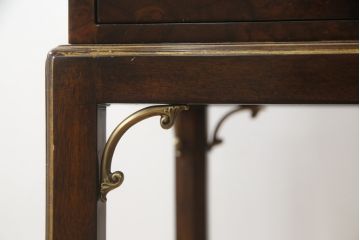 中古　美品　イギリス高級家具　THEODORE ALEXANDER(セオドア・アレキサンダー)　クラシカルで上品な佇まいが魅力的な引き出し付きサイドテーブル(コンソールテーブル、エンドテーブル、ナイトテーブル、英国)(定価約30万円)(R-078586)