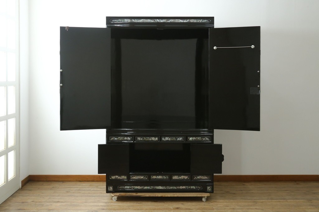 アジアンヴィンテージ　高級品　韓国民芸家具　螺鈿(ラデン)細工が見事なワードローブ　(R-078588)