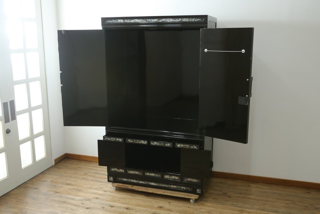 アジアンヴィンテージ　高級品　韓国民芸家具　螺鈿(ラデン)細工が見事なワードローブ　(R-078588)