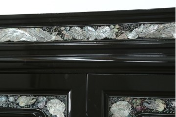 アジアンヴィンテージ　高級品　韓国民芸家具　螺鈿(ラデン)細工が見事なワードローブ　(R-078588)