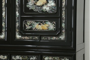 アジアンヴィンテージ　高級品　韓国民芸家具　螺鈿(ラデン)細工が見事なワードローブ　(R-078588)