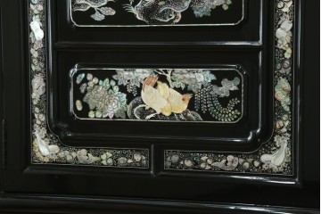 アジアンヴィンテージ　高級品　韓国民芸家具　螺鈿(ラデン)細工が見事なワードローブ　(R-078588)