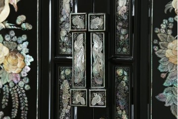 アジアンヴィンテージ　高級品　韓国民芸家具　螺鈿(ラデン)細工が見事なワードローブ　(R-078588)