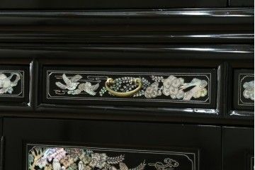 アジアンヴィンテージ　高級品　韓国民芸家具　螺鈿(ラデン)細工が見事なワードローブ　(R-078588)