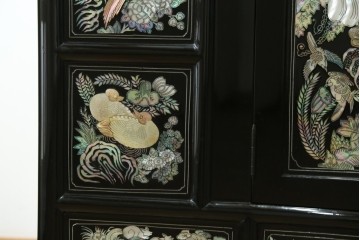アジアンヴィンテージ　高級品　韓国民芸家具　螺鈿(ラデン)細工が見事なワードローブ　(R-078588)