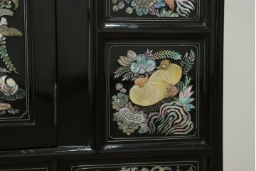 アジアンヴィンテージ　高級品　韓国民芸家具　螺鈿(ラデン)細工が見事なワードローブ　(R-078588)