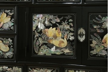 アジアンヴィンテージ　高級品　韓国民芸家具　螺鈿(ラデン)細工が見事なワードローブ　(R-078588)