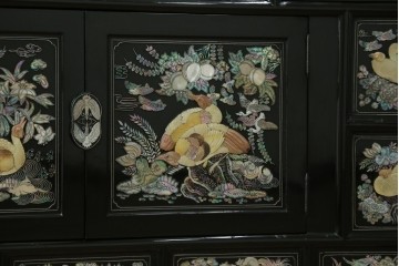 アジアンヴィンテージ　高級品　韓国民芸家具　螺鈿(ラデン)細工が見事なワードローブ　(R-078588)