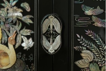 アジアンヴィンテージ　高級品　韓国民芸家具　螺鈿(ラデン)細工が見事なワードローブ　(R-078588)