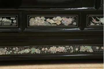 アジアンヴィンテージ　高級品　韓国民芸家具　螺鈿(ラデン)細工が見事なワードローブ　(R-078588)