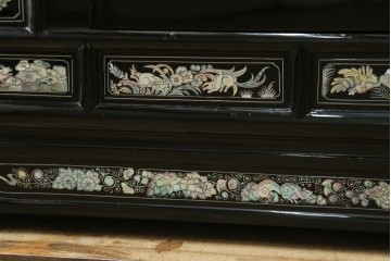 アジアンヴィンテージ　高級品　韓国民芸家具　螺鈿(ラデン)細工が見事なワードローブ　(R-078588)