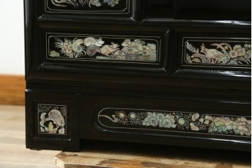 アジアンヴィンテージ　高級品　韓国民芸家具　螺鈿(ラデン)細工が見事なワードローブ　(R-078588)