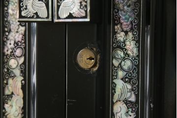 アジアンビンテージ　高級品　韓国民芸家具　圧巻の螺鈿(ラデン)細工がインパクト抜群のワードローブ(洋服タンス、収納棚、ヴィンテージ)(R-078588)