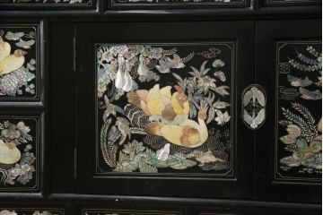 アジアンビンテージ　高級品　韓国民芸家具　圧巻の螺鈿(ラデン)細工がインパクト抜群のワードローブ(洋服タンス、収納棚、ヴィンテージ)(R-078588)