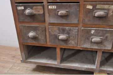 和製アンティーク　当店リメイク　天板・脚(台輪)リメイク　引き出し22杯!!収納力抜群で小物収納におすすめのローボード(薬箪笥、薬タンス、引き出し、収納箪笥、ドロワーチェスト、ローチェスト)(R-078614)