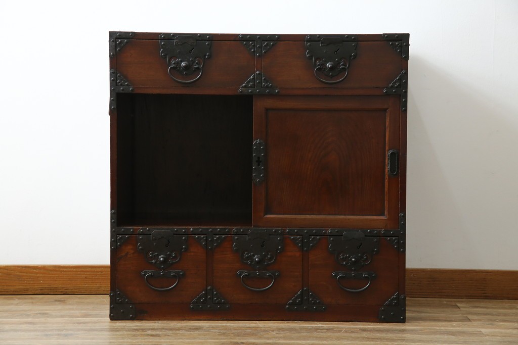 和製アンティーク　前面(欅材)　深みのある色合いが魅力的な米沢帳場箪笥　(R-078617)