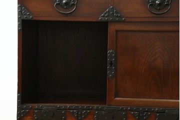 和製アンティーク　前面(欅材)　深みのある色合いが魅力的な米沢帳場箪笥　(R-078617)