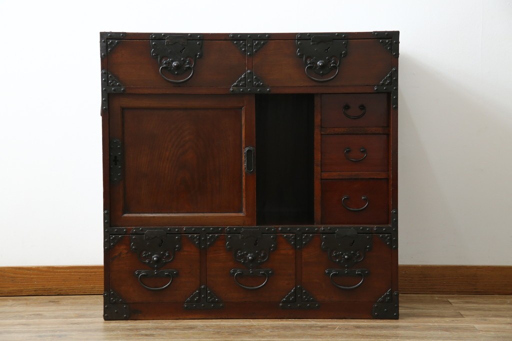 和製アンティーク　前面(欅材)　深みのある色合いが魅力的な米沢帳場箪笥　(R-078617)