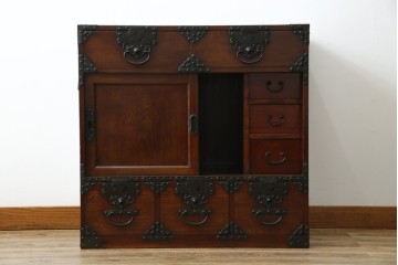 和製アンティーク　前面(欅材)　深みのある色合いが魅力的な米沢帳場箪笥　(R-078617)