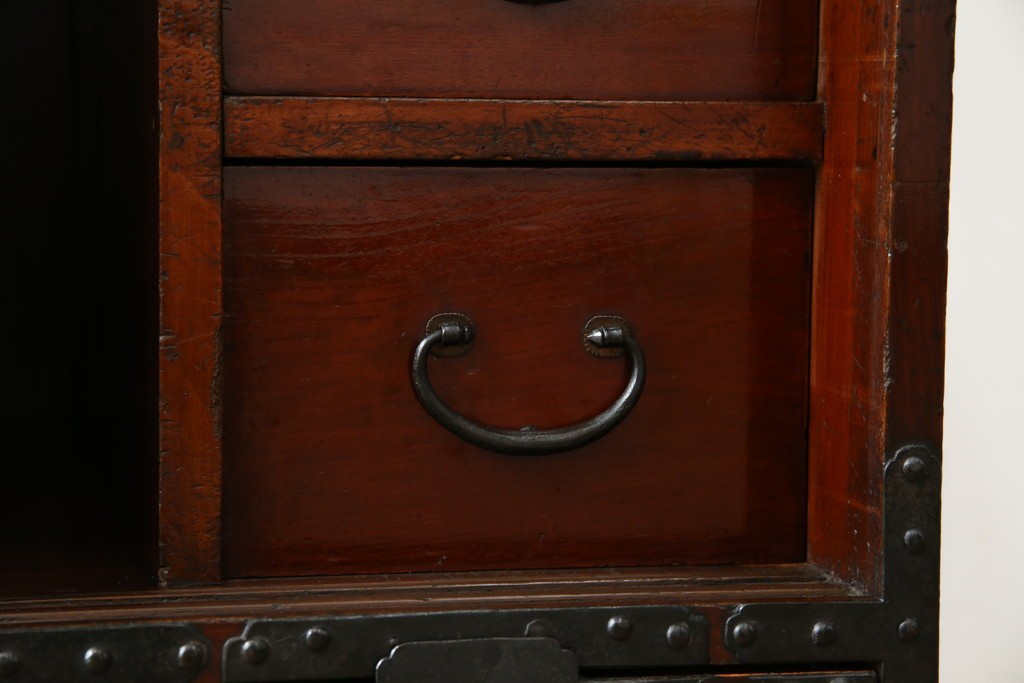 和製アンティーク　前面(欅材)　深みのある色合いが魅力的な米沢帳場箪笥　(R-078617)