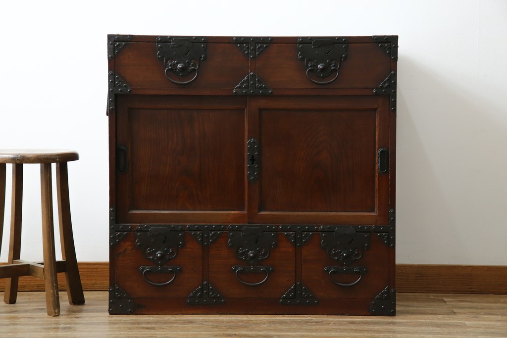 和製アンティーク　前面(欅材)　深みのある色合いが魅力的な米沢帳場箪笥　(R-078617)