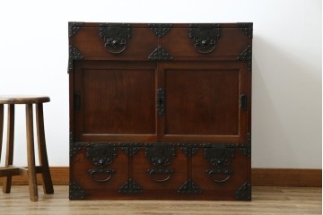 和製アンティーク　前面(欅材)　深みのある色合いが魅力的な米沢帳場箪笥　(R-078617)