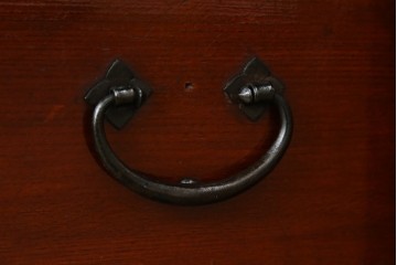 和製アンティーク　前面(欅材)　深みのある色合いが魅力的な米沢帳場箪笥　(R-078617)