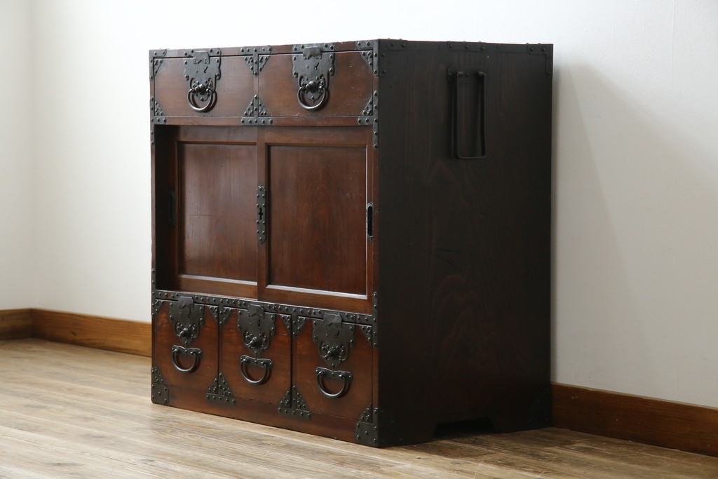 和製アンティーク　前面(欅材)　深みのある色合いが魅力的な米沢帳場箪笥　(R-078617)