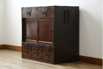 和製アンティーク　前面(欅材)　深みのある色合いが魅力的な米沢帳場箪笥　(R-078617)