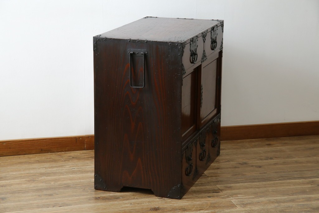 和製アンティーク　前面(欅材)　深みのある色合いが魅力的な米沢帳場箪笥　(R-078617)