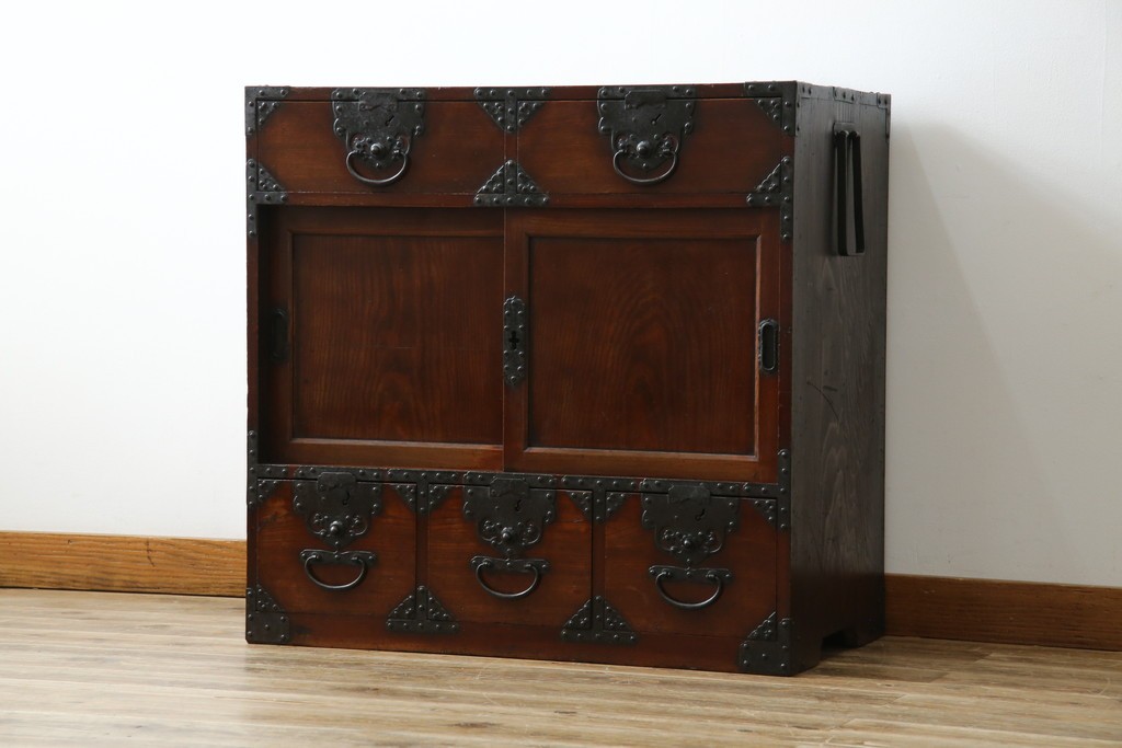 和製アンティーク　前面(欅材)　深みのある色合いが魅力的な米沢帳場箪笥　(R-078617)