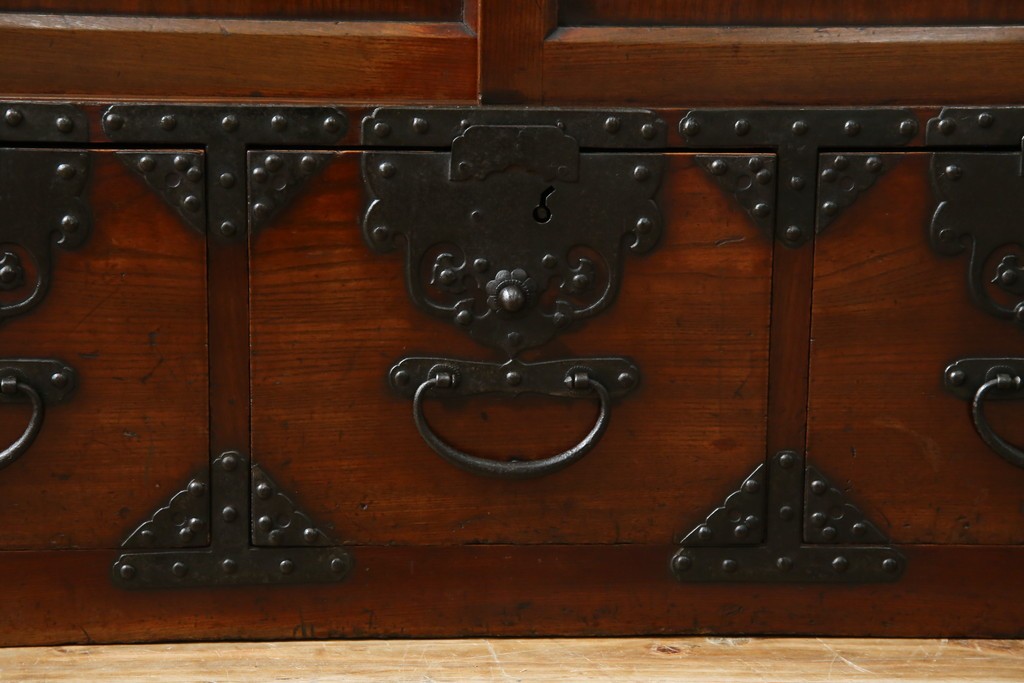 和製アンティーク　前面(欅材)　深みのある色合いが魅力的な米沢帳場箪笥　(R-078617)